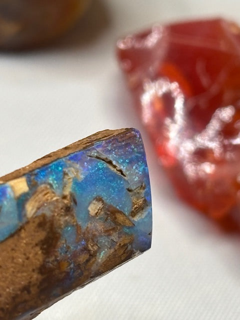 Edelopale roh verschiedene Sorten aus der ganzen Welt, Boulder Opal, Katzenaugenopal Chatoyance, Feueropal Edelsteinqualität