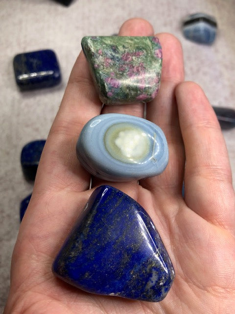 Lapis Lazuli, blauer Opal, Rubin in Fuchsit /Kyanit Trommelsteine in bester Qualität, Andenopal