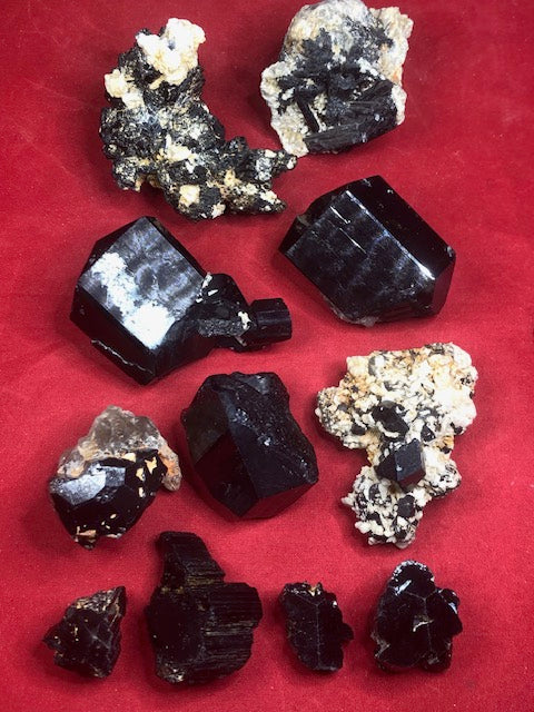 Schwarze Turmalin Kristallstufen mit Endflächen in bester Qualität, naturbelassen, Rauchquarz, Bergkristall, Quarz, Feldspat