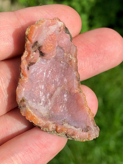 Cerussit (UV) oder Chalcedon (UV) Druse in bester Qualität, Baryt