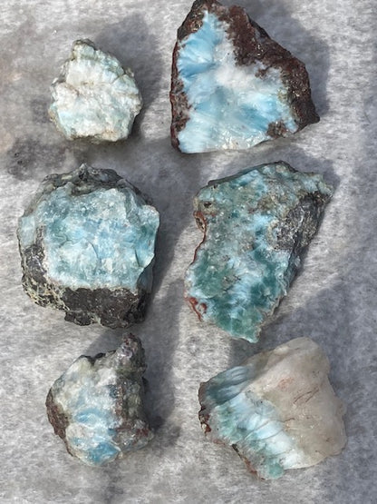 Larimar Rohsteine in sehr guter Qualität, blauer Pektolith, Delphinstein, Atlantisstein