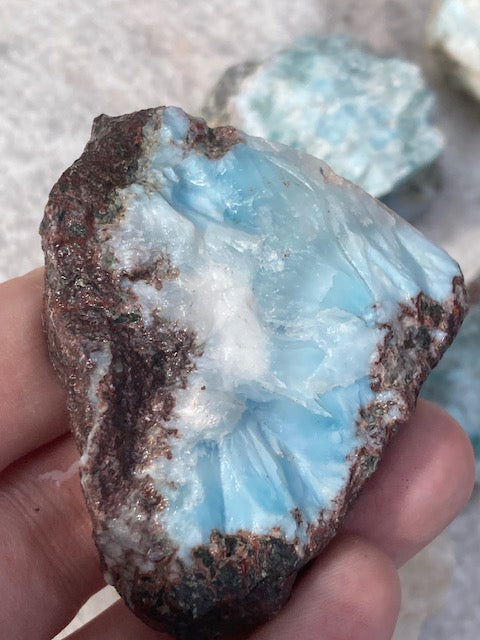 Larimar Rohsteine in sehr guter Qualität, blauer Pektolith, Delphinstein, Atlantisstein