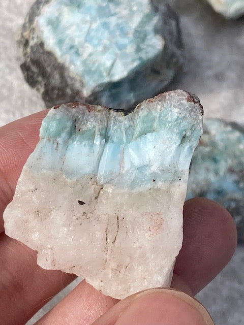 Larimar Rohsteine in sehr guter Qualität, blauer Pektolith, Delphinstein, Atlantisstein