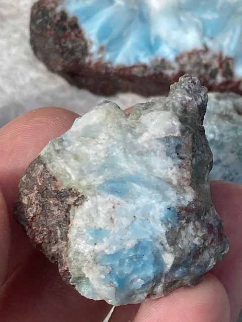 Larimar Rohsteine in sehr guter Qualität, blauer Pektolith, Delphinstein, Atlantisstein