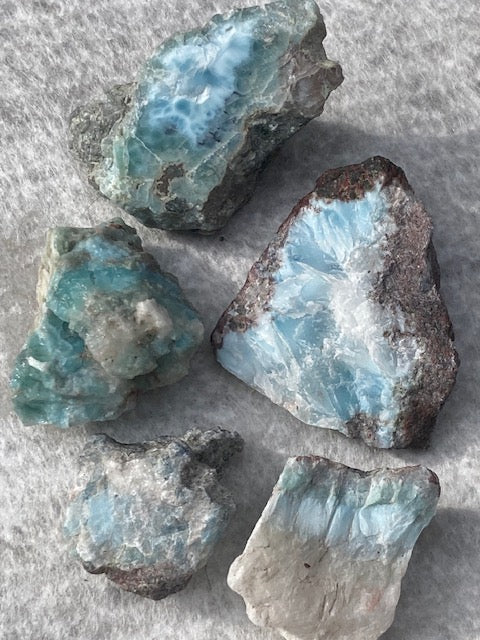 Larimar Rohsteine in sehr guter Qualität, blauer Pektolith, Delphinstein, Atlantisstein