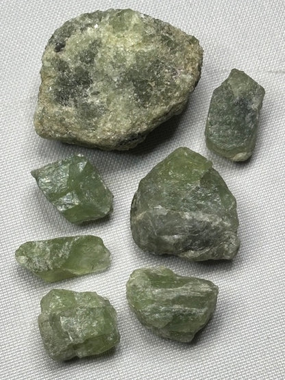 Peridot Olivin Rohsteine in Edelsteinqualität