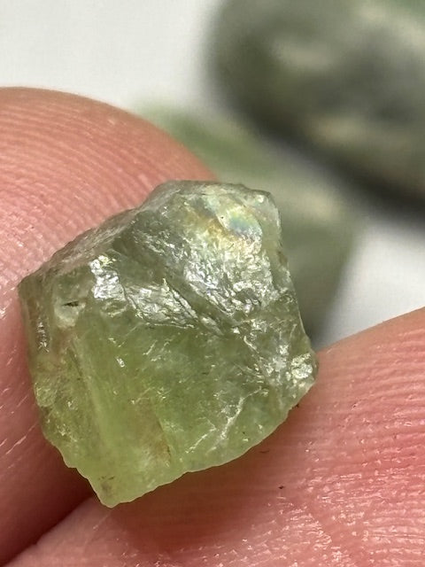 Peridot Olivin Rohsteine in Edelsteinqualität